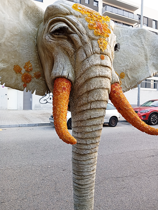 Escultura Elefante animalarium con ornamentación floral